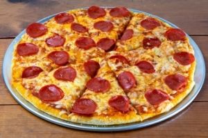 Salamipizza jossa runsaasti täytettä.