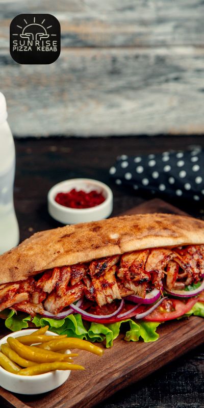 Herkullinen burger jossa runsaasti täytettä.